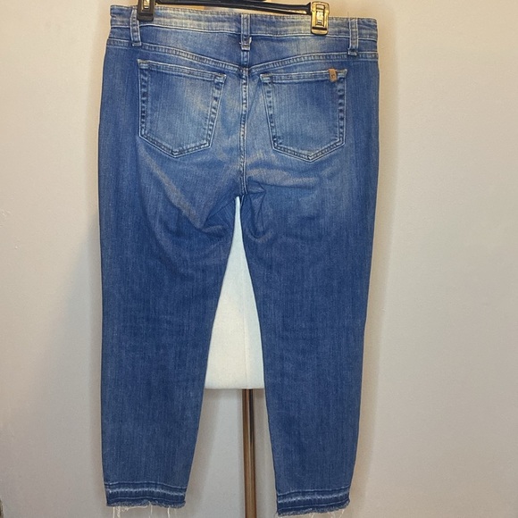 Joe's Jeans Capri Cropped Denim Jeans in a Light Blue Wash (30W x 25L) - Picture 6 of 8